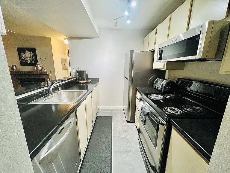 NE 182nd St — Photo 3