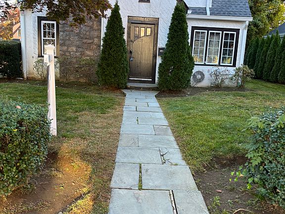 great neighborhood quiet few blocks from park and Scarsdale train station
Balduccis Trader joes too many restaurants to name