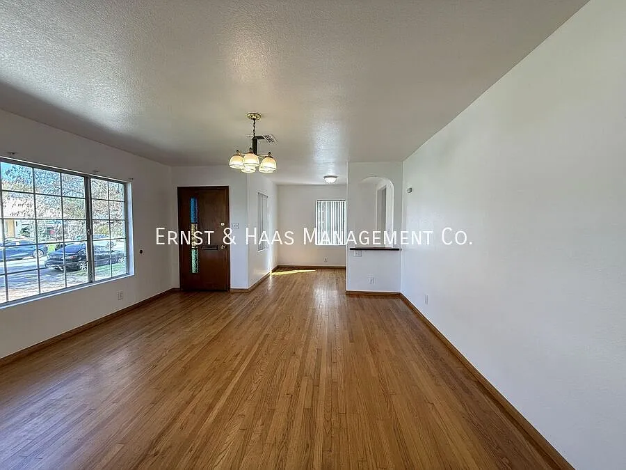 Building Photo - 4723 Blackthorne Ave