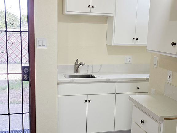 5th image of 9607 Cypress Ave #4