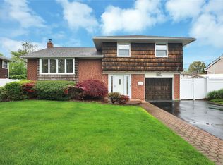 16 Pleasant Ave, Plainview, NY 11803