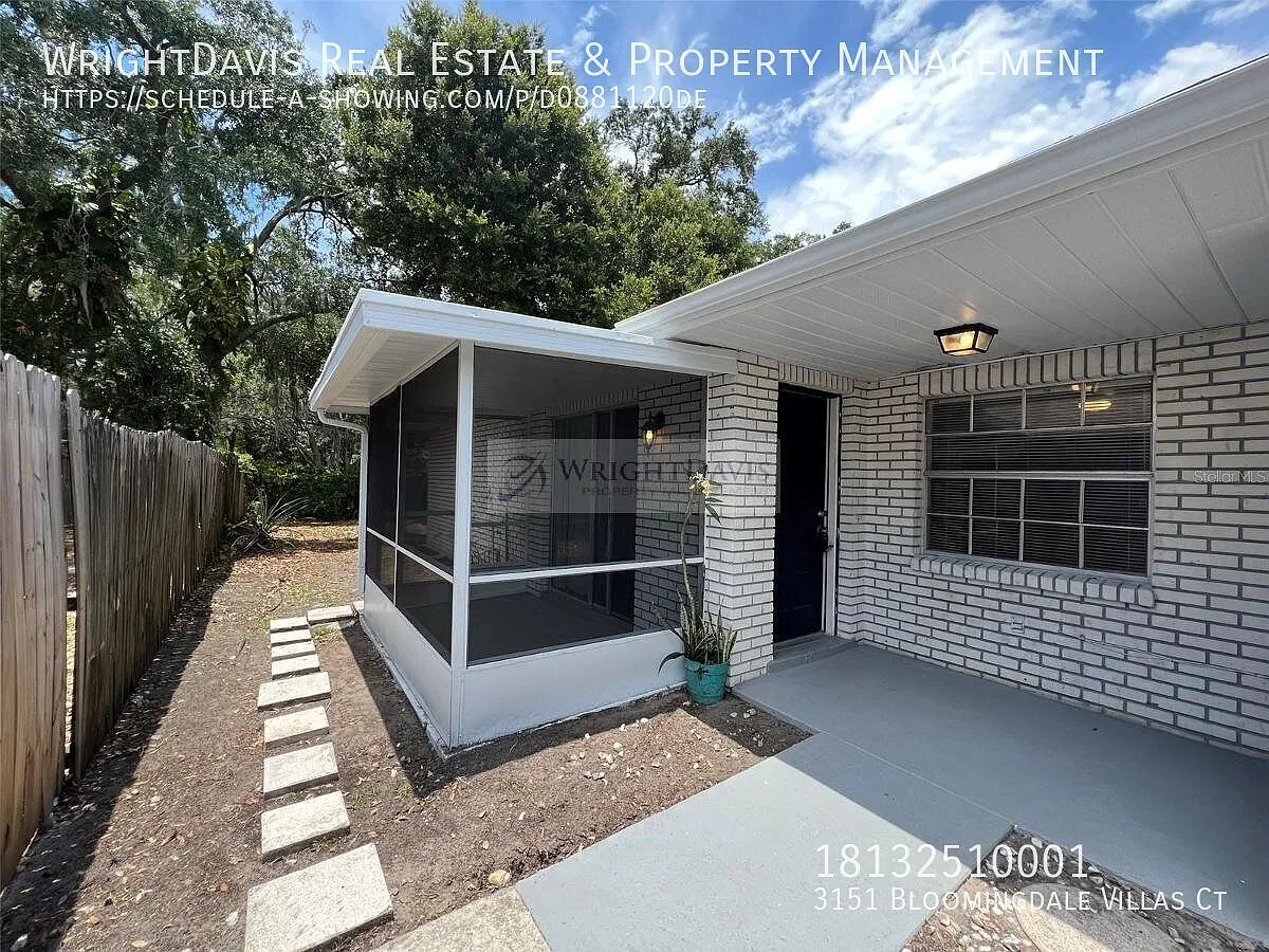 Charming 2/2 in Bloomingdale Villas! — Photo 2