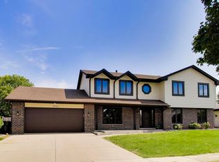 6723 Kingswood Rd, Willowbrook, IL 60527