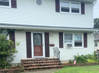 410 Litchfield Ave, Babylon, NY 11702