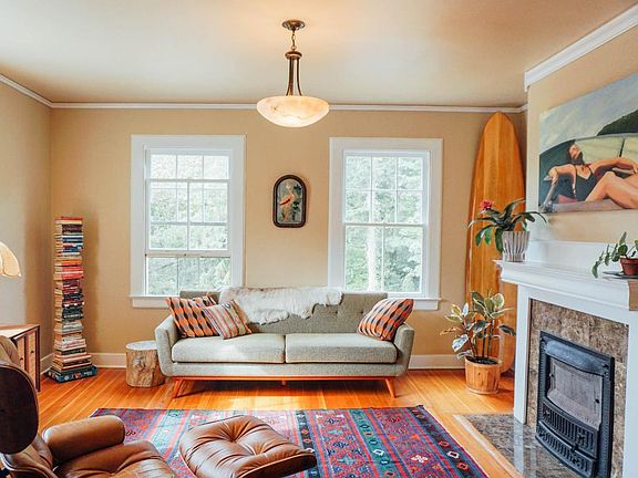 3rd image of 2213 NE Victorian Ln