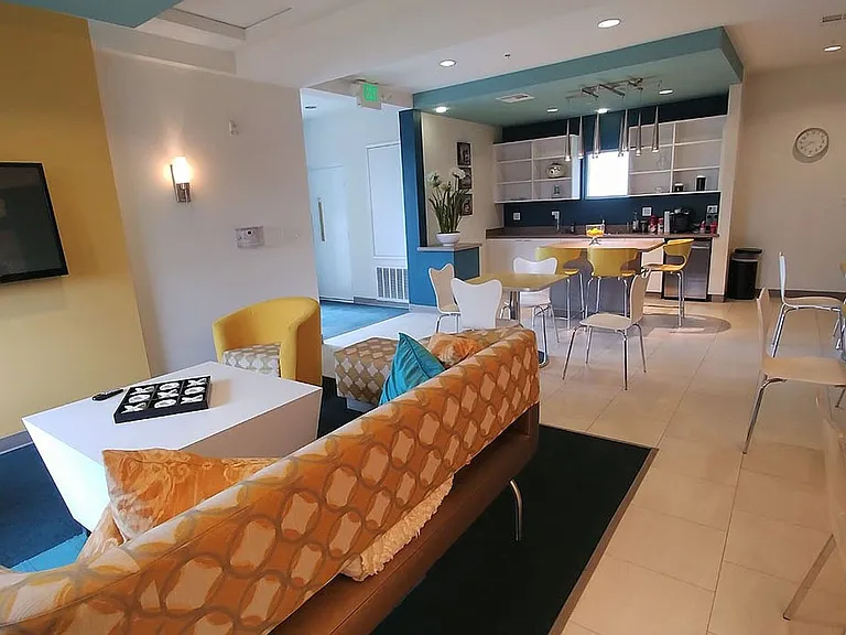 Almeria Townhomes — Photo 18