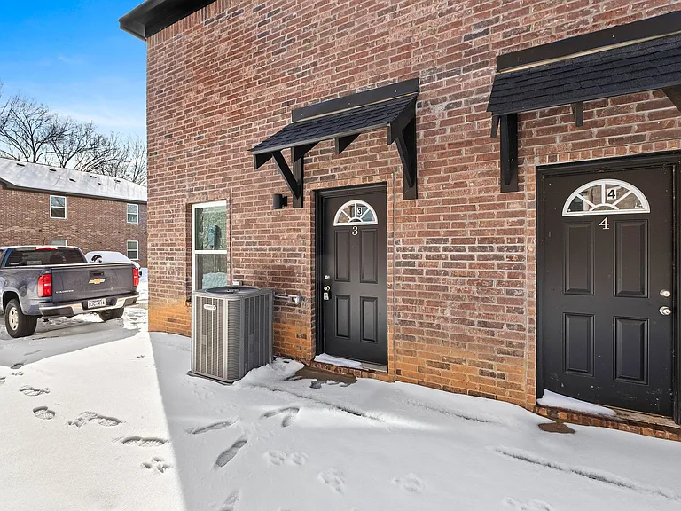 1370 N Porter Rd — Photo 1