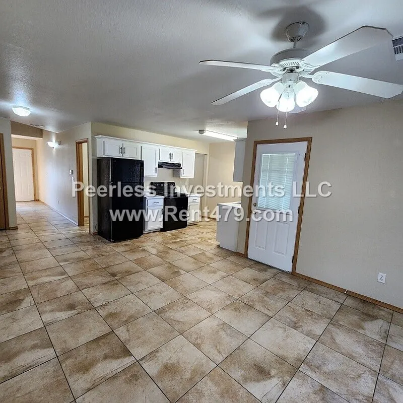 3 bed, 2.5 bath, 1252 sqft, $1,525 — Photo 3