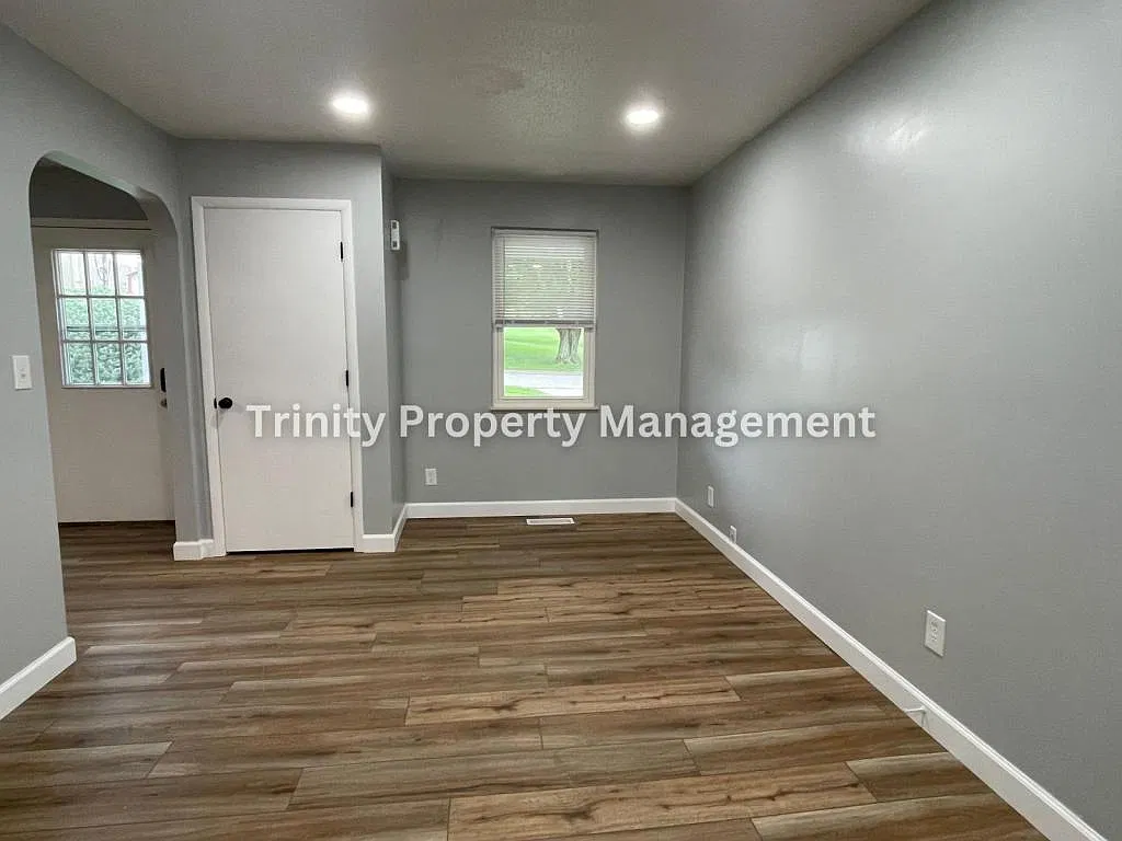 419 Broadway Ave — Photo 4
