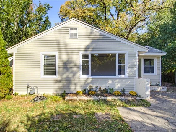 2536 Fernwood Dr, Greensboro, NC 27408