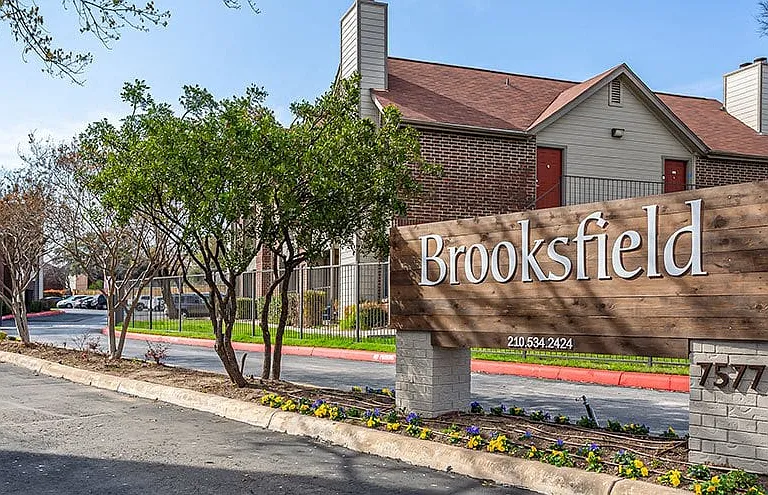 Brooksfield Apartments — Photo 21