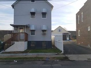 77 Albert St, Woodbridge, NJ 07095