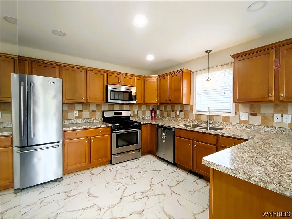 3 bed, 2.0 bath, 1581 sqft, $3,500 — Photo 4