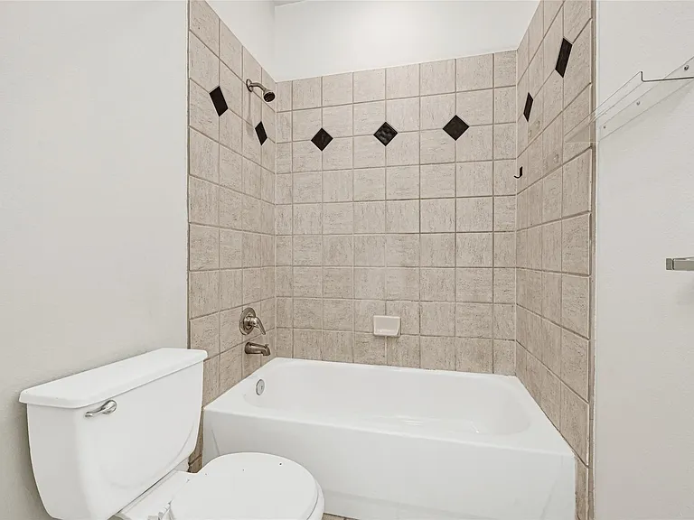 2414 Calumet St #B — Photo 8
