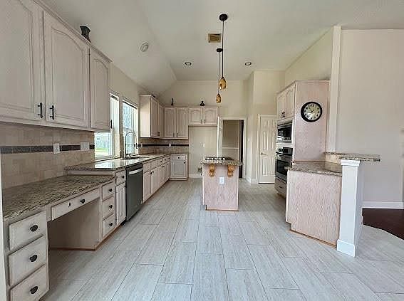 3rd image of 19523 Indian Hawthorn Dr