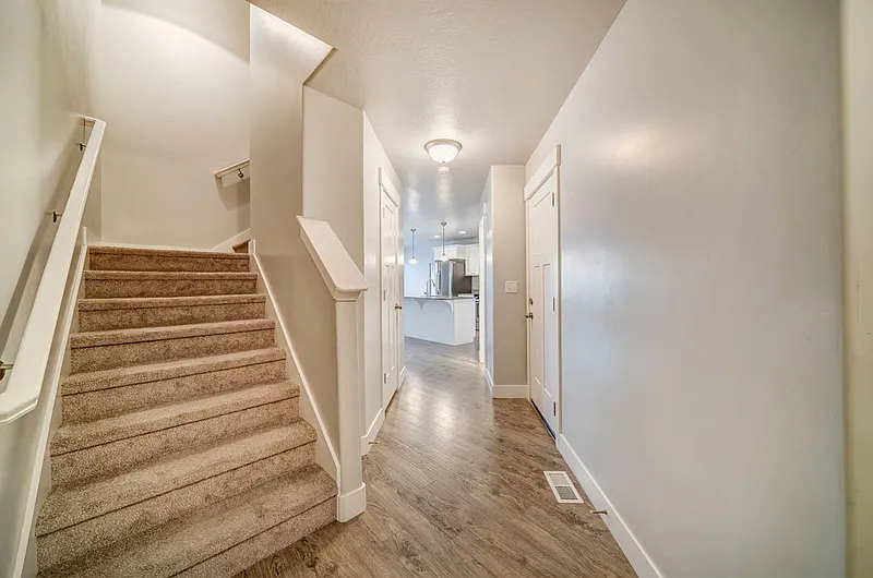 4 bed, 2.5 bath, 2350 sqft, $480 — Photo 2