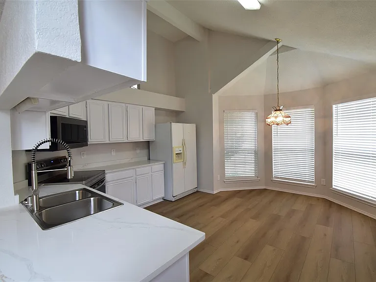 7837 Roundtable Rd — Photo 9