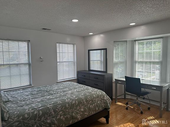 5th image of 35 Clay St