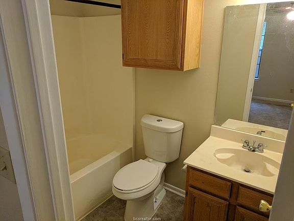 3rd image of 1001 Autumn Cir APT A