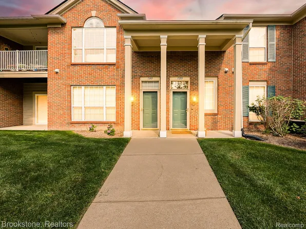 13203 Chesapeake Cir #146, Walled Lake, MI 48390