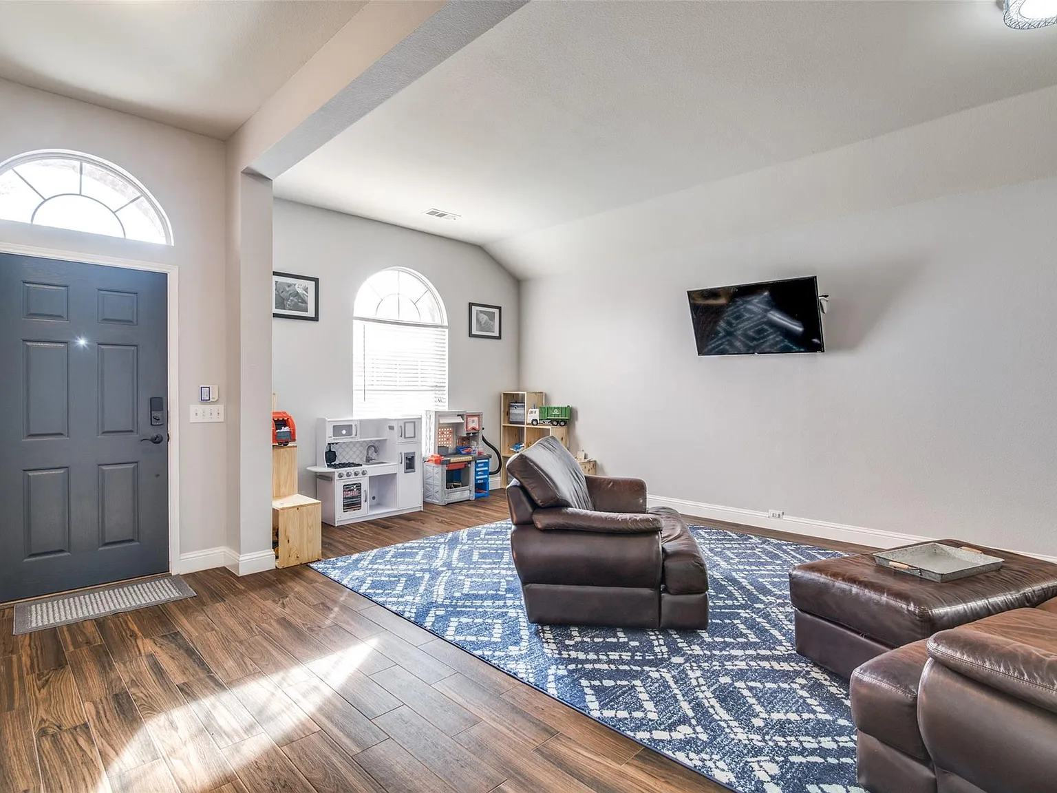 4 bed, 2206 sqft, $2,500 — Photo 3