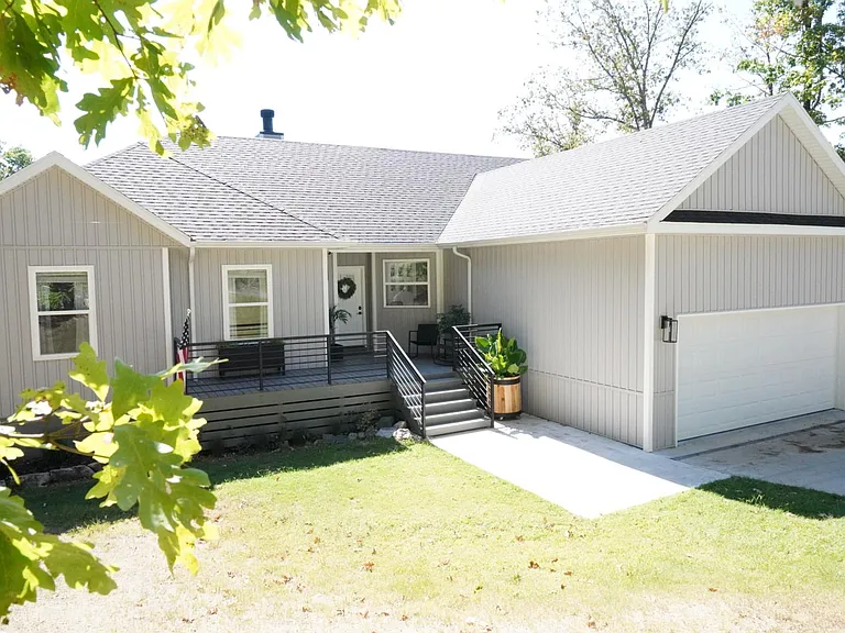 5 Thornbury Ln — Photo 1