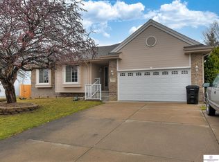 2136 Cobblestone Rd, Papillion, NE 68133