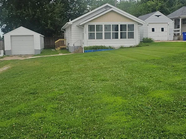 1325 Maplewood Dr NE, Cedar Rapids, IA 52402