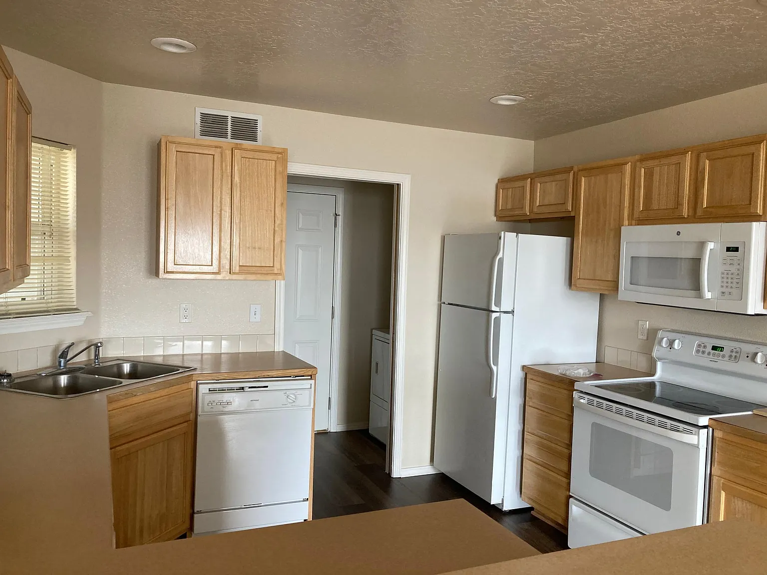 106 NE Lotus Ct — Photo 2
