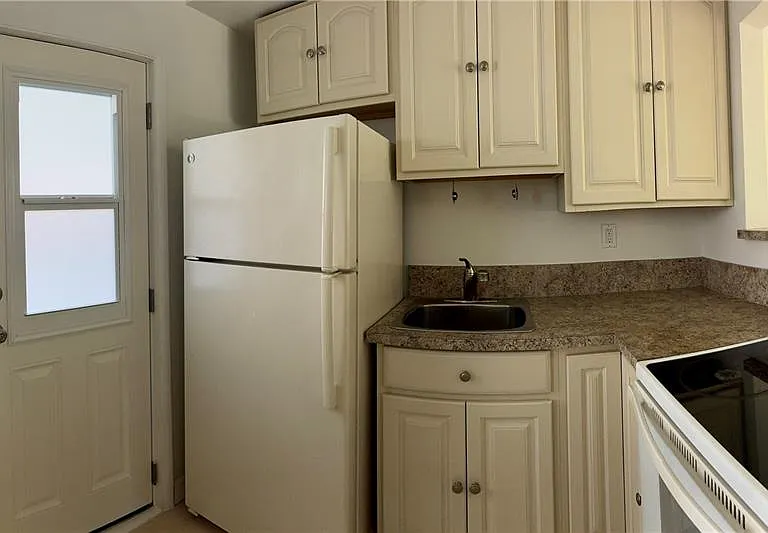 2855 Leonard Dr #H202 — Photo 13