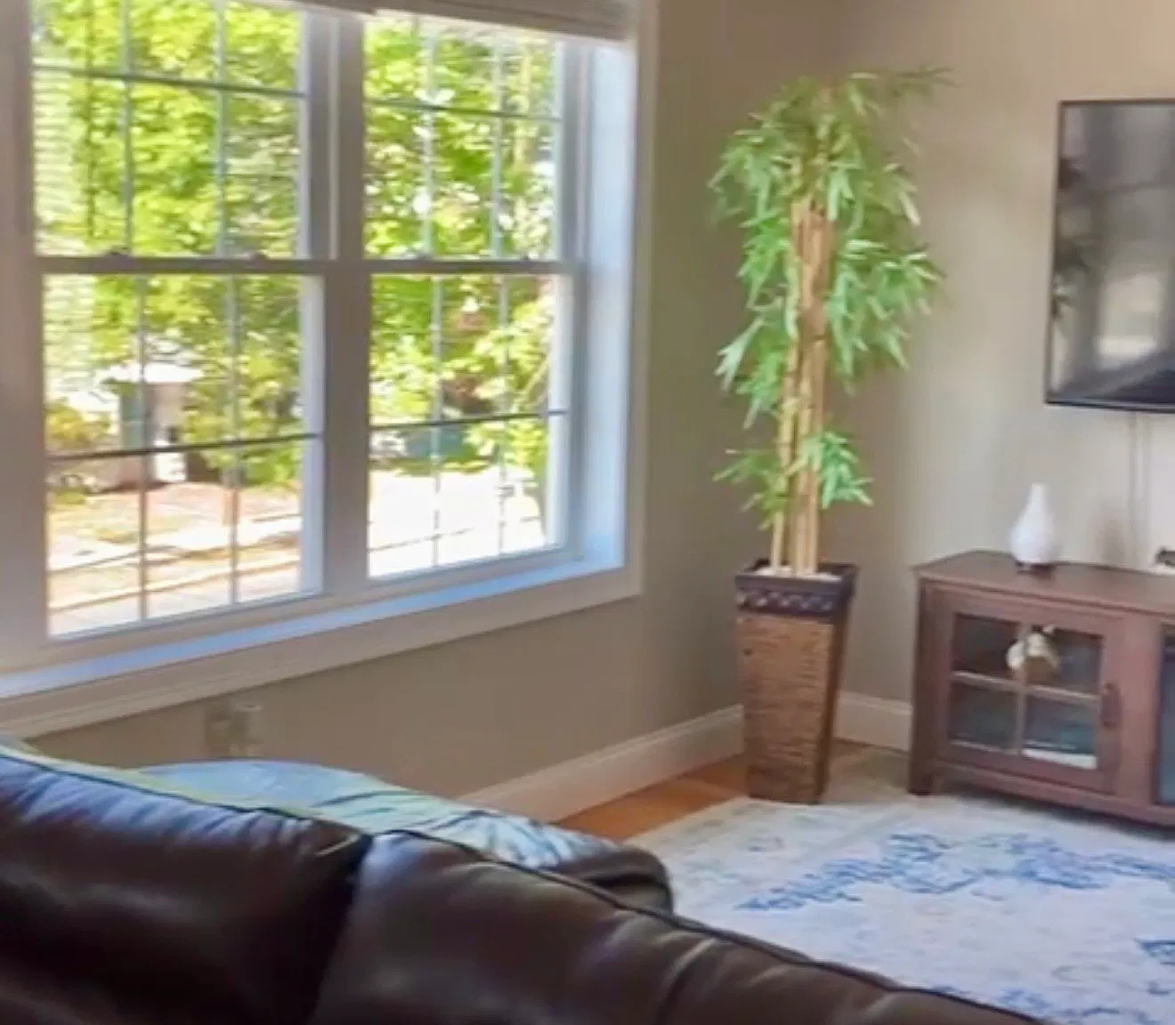 3 bed, 1.0 bath, 1250 sqft, $3,000 — Photo 2
