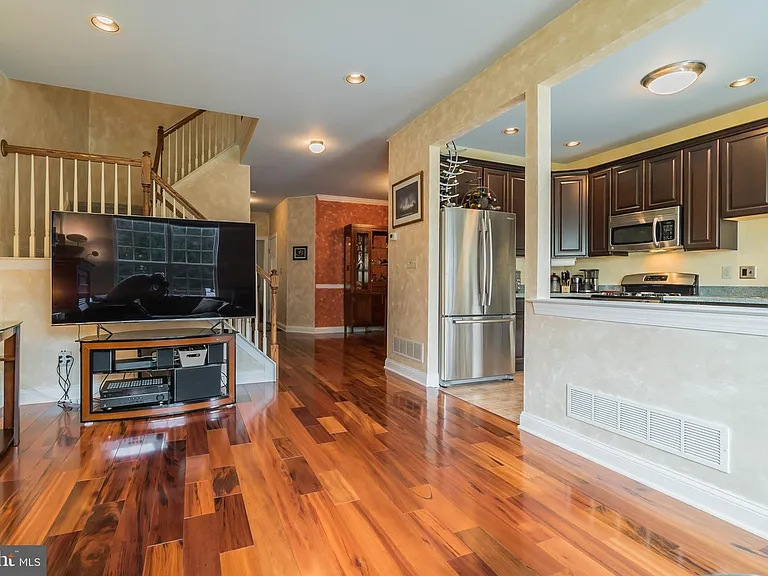 155 Providence Ln — Photo 6