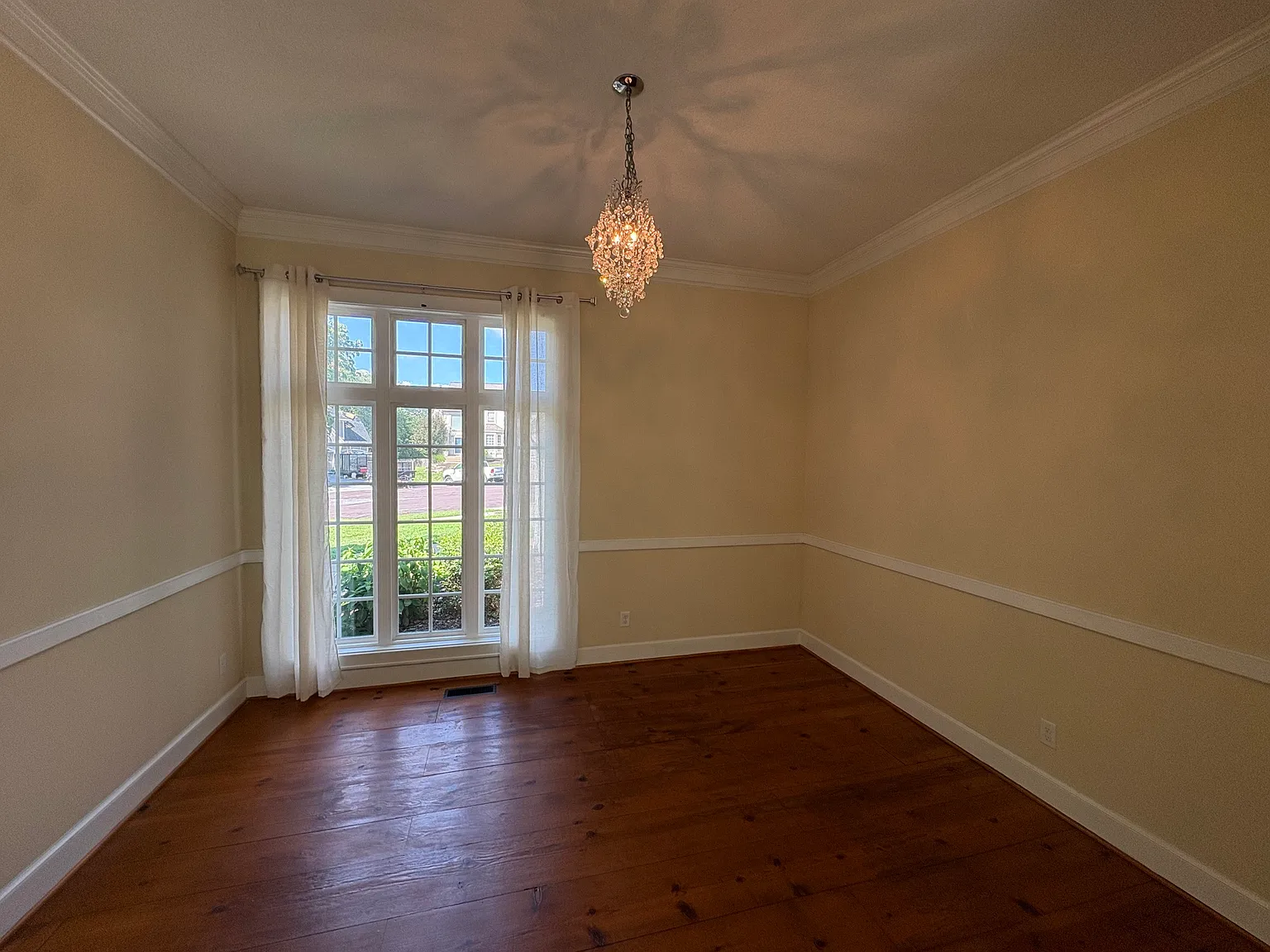 4 bed, 3.5 bath, 2850 sqft, $3,500 — Photo 4