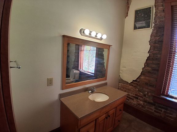 4th image of 572 Mulberry St #11596418