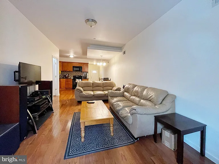 1131 Green St #1 — Photo 2