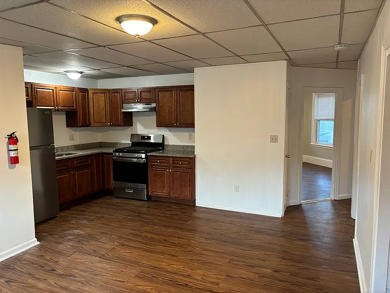 75 Crapo St New Bedford Spacious 3 Bedroom / 1 Bath New Appliances, Near the Beach! — Photo 2