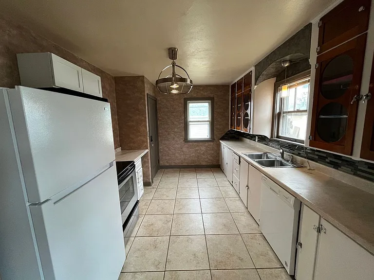 803 Grand Ave — Photo 2