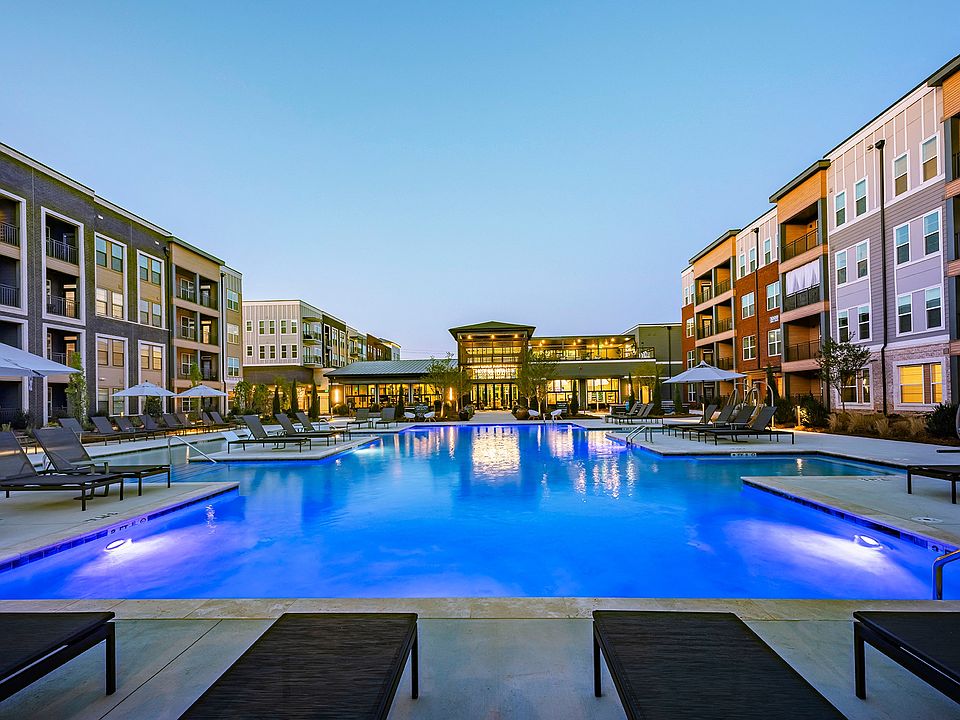 Resort-style Swimming Pool with Tanning Ledge and Sundeck