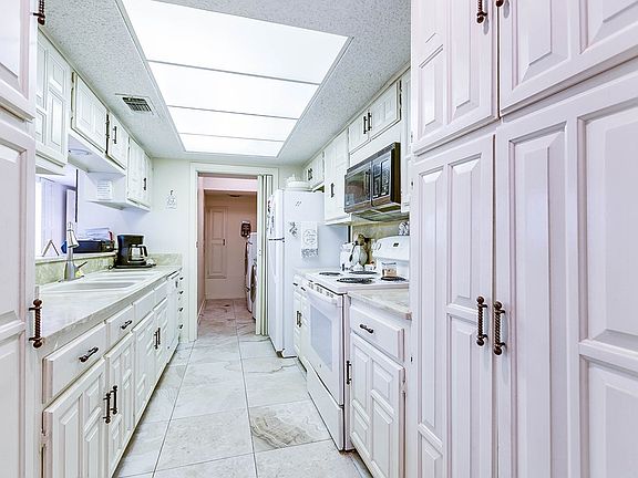 5th image of 2615 Queens Ct