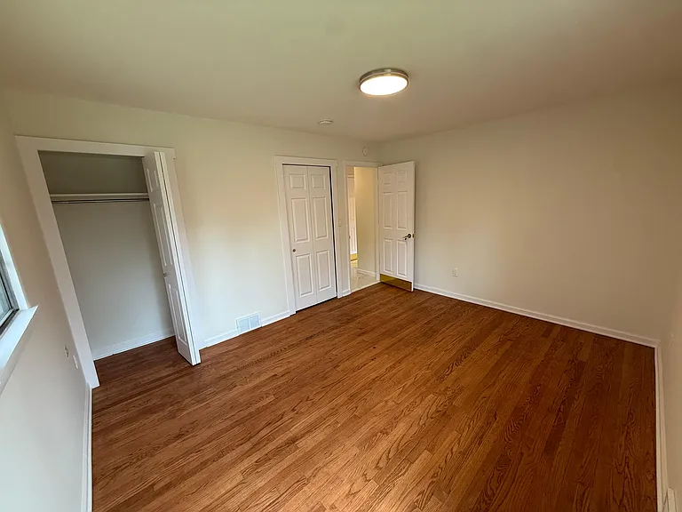 319 Barrington Rd — Photo 11