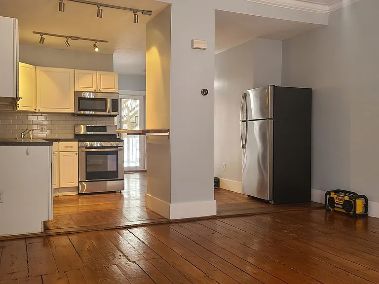216 W 9th St #1 — Photo 2
