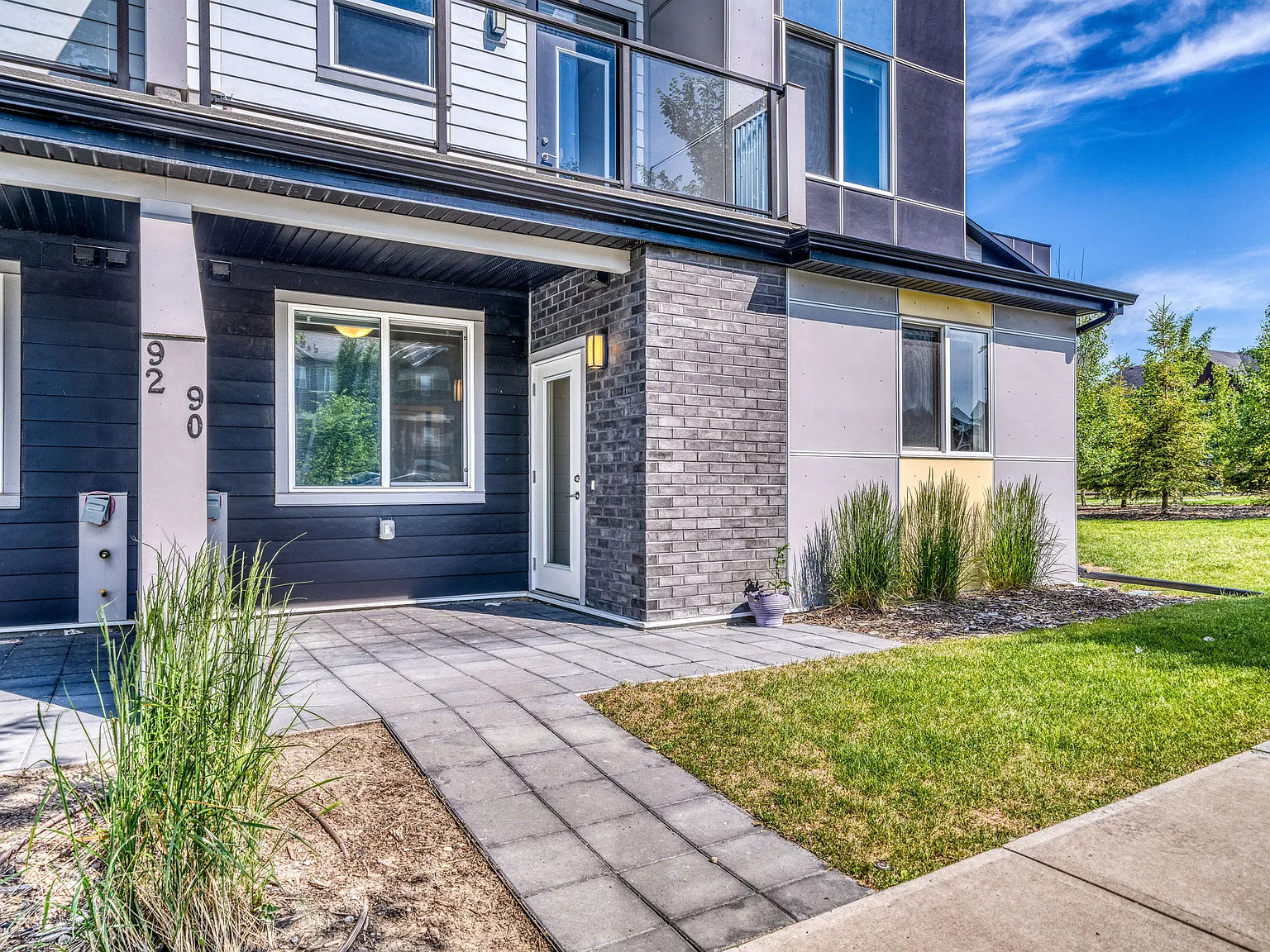 Great Condo Style Townhouse in Redstone! Private Entry! Single Level! (CP157) — Photo 2