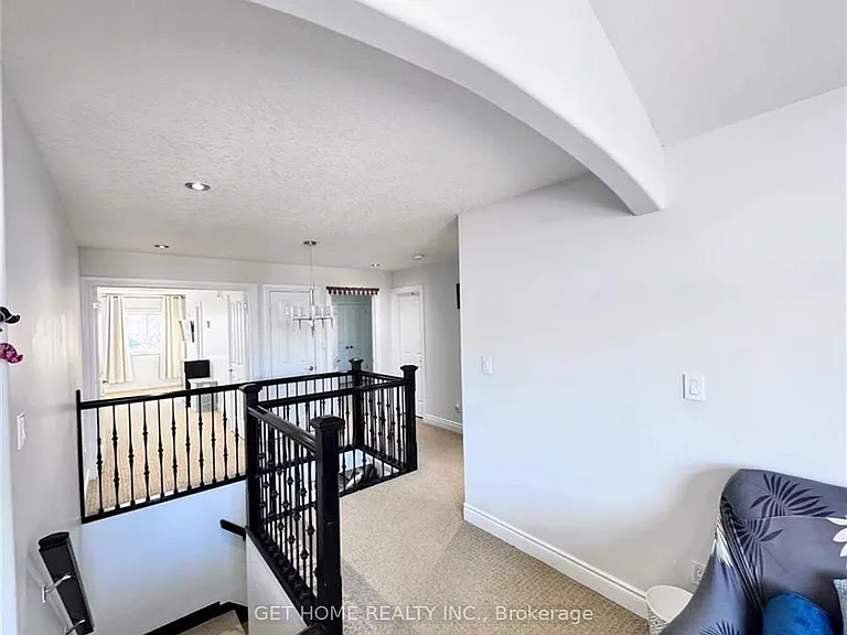 294 Featherstone Cres — Photo 8