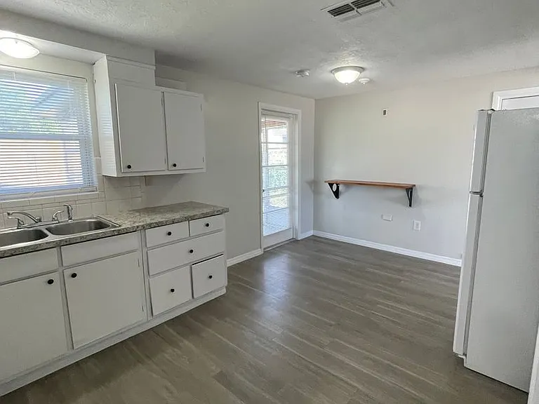 1130 Powersong St — Photo 9