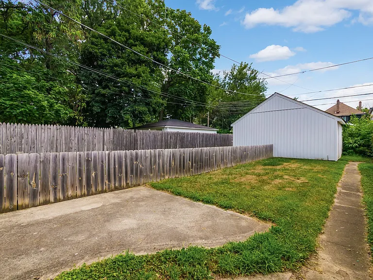 942 Linwood Ave — Photo 37