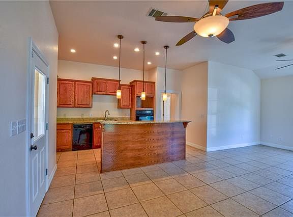 4th image of 727 Magnolia Ln
