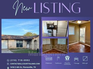 1416 S 4th St, Floresville, TX 78114
