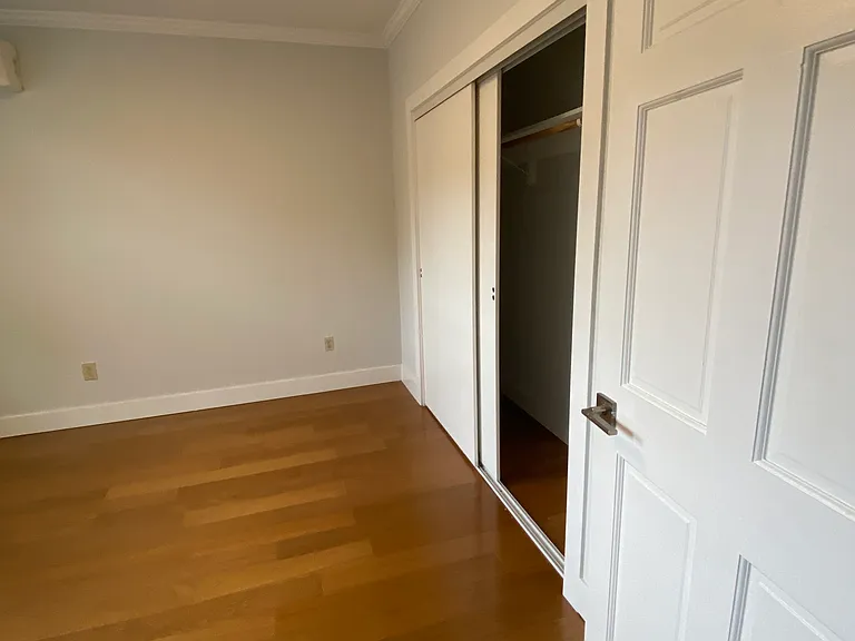 34-27 Crescent St #2 — Photo 21
