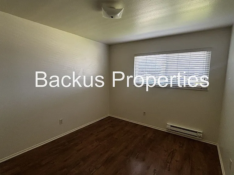 Iverson St 940 — Photo 10