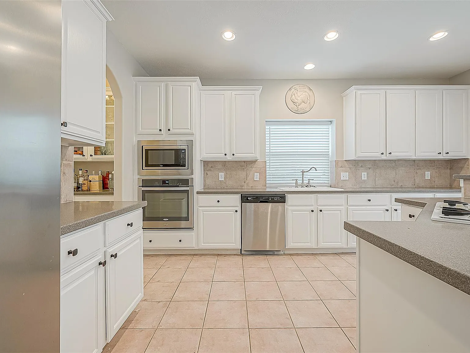 5 bed, 3.5 bath, 3831 sqft, $3,500 — Photo 2